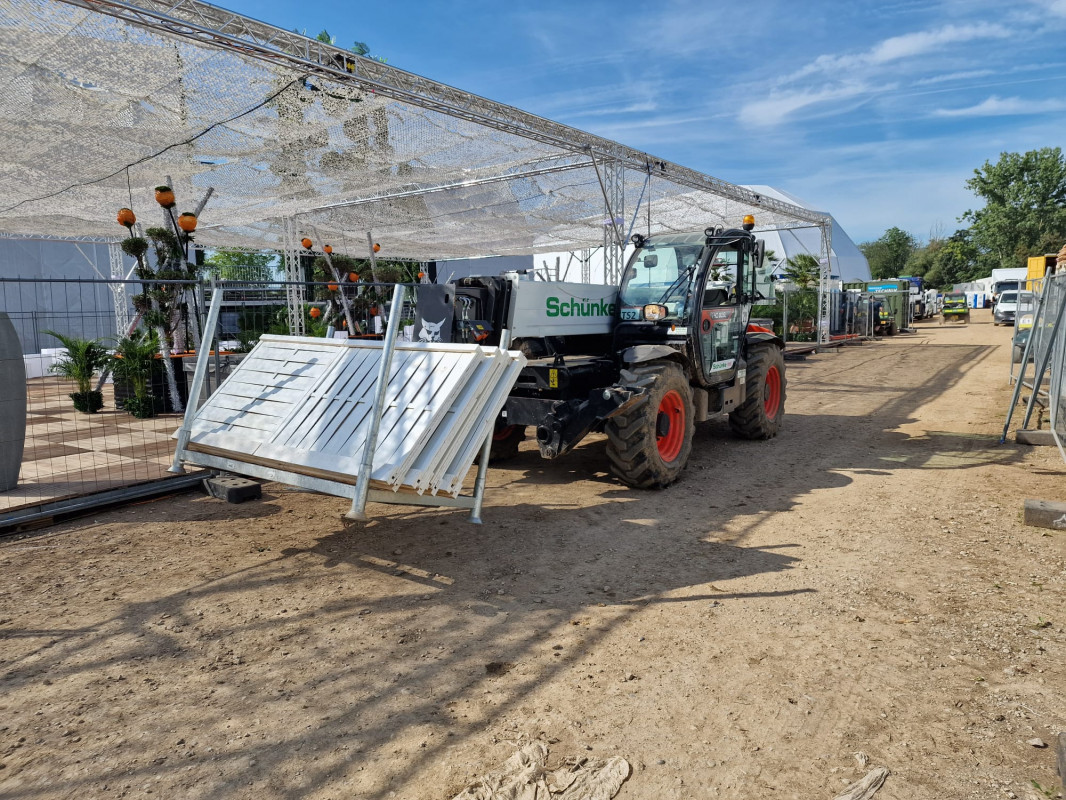 Der Bobcat T40.180SLP im Einsatz auf dem Sea You Festival. - © Schünke Bauzentrum Baumaschinen GmbH Der Bobcat T40.180SLP im Einsatz auf dem Sea You Festival. - © Schünke Bauzentrum Baumaschinen GmbH