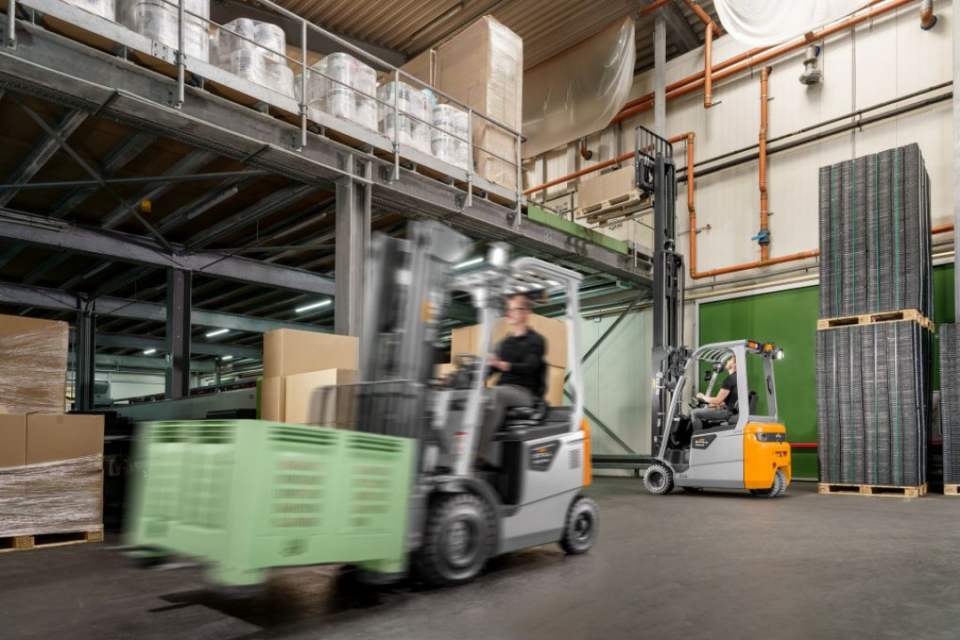 Dank leistungsstarker Lithium-Ionen-Batterien sind die RCE 15-20 Stapler jederzeit verfügbar. Der seitliche Schnellladezugang ermöglicht bequemes und dezentrales Laden und Zwischenladen. - © STILL GmbH Dank leistungsstarker Lithium-Ionen-Batterien sind die RCE 15-20 Stapler jederzeit verfügbar. Der seitliche Schnellladezugang ermöglicht bequemes und dezentrales Laden und Zwischenladen. - © STILL GmbH