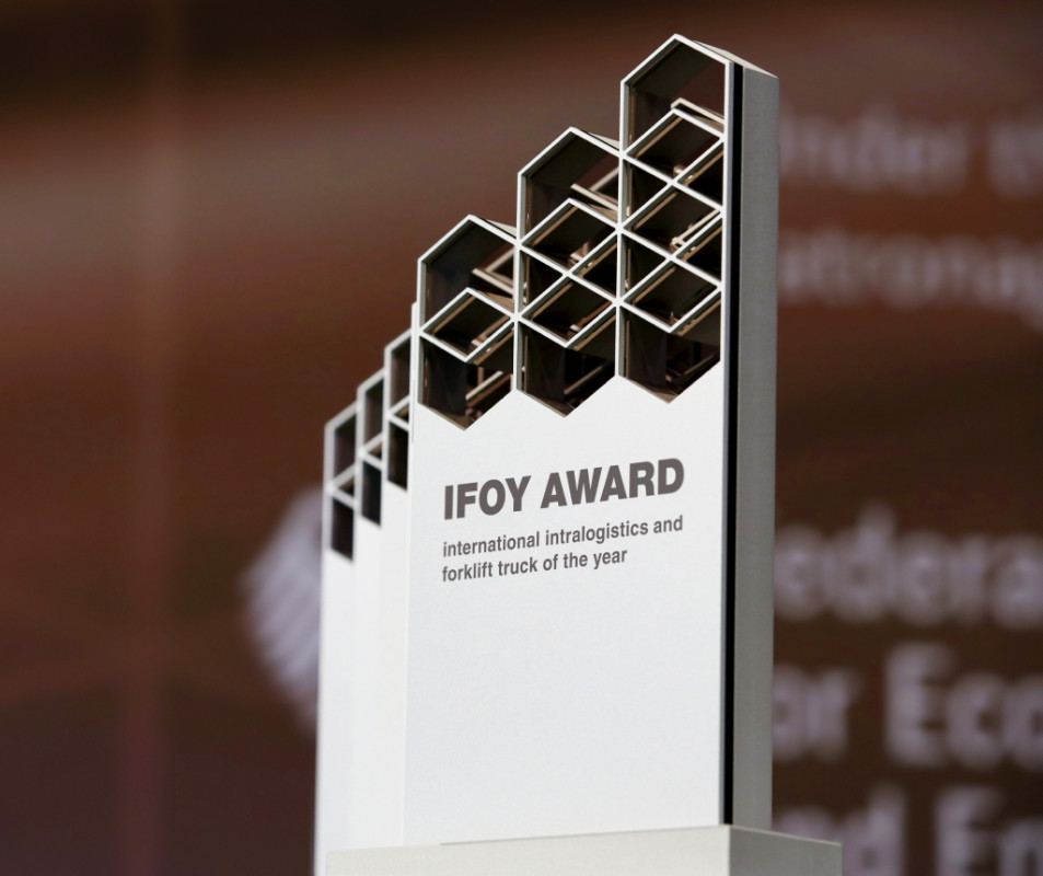 Begehrte Auszeichnung: Die fast drei Kilogramm schwere IFOY AWARD Trophäe aus Glas und Metall (l.). - © © IFOY AWARD Begehrte Auszeichnung: Die fast drei Kilogramm schwere IFOY AWARD Trophäe aus Glas und Metall (l.). - © © IFOY AWARD