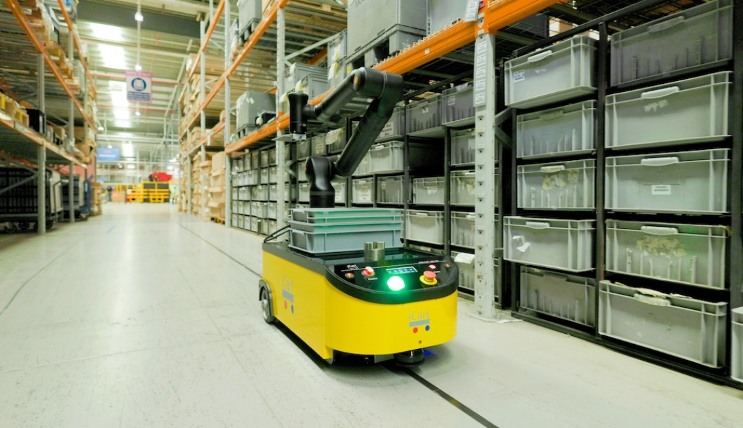 Auf einem iCart montierte KR1205 Edge Edition vereinfacht Intralogistikaufgaben. - © Kassow Robots ApS Auf einem iCart montierte KR1205 Edge Edition vereinfacht Intralogistikaufgaben. - © Kassow Robots ApS