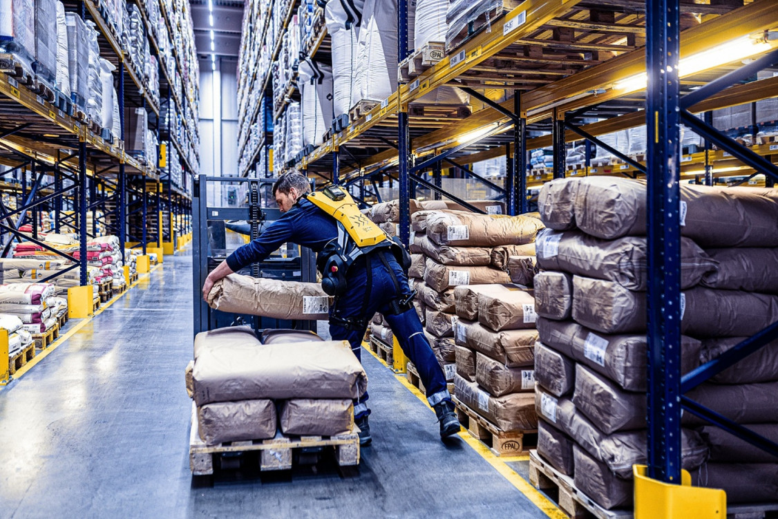 Körperlich schwere Arbeiten im Warehouse werden den Mitarbeitenden mit Exoskeletten erleichtert. - © Dachser Körperlich schwere Arbeiten im Warehouse werden den Mitarbeitenden mit Exoskeletten erleichtert. - © Dachser