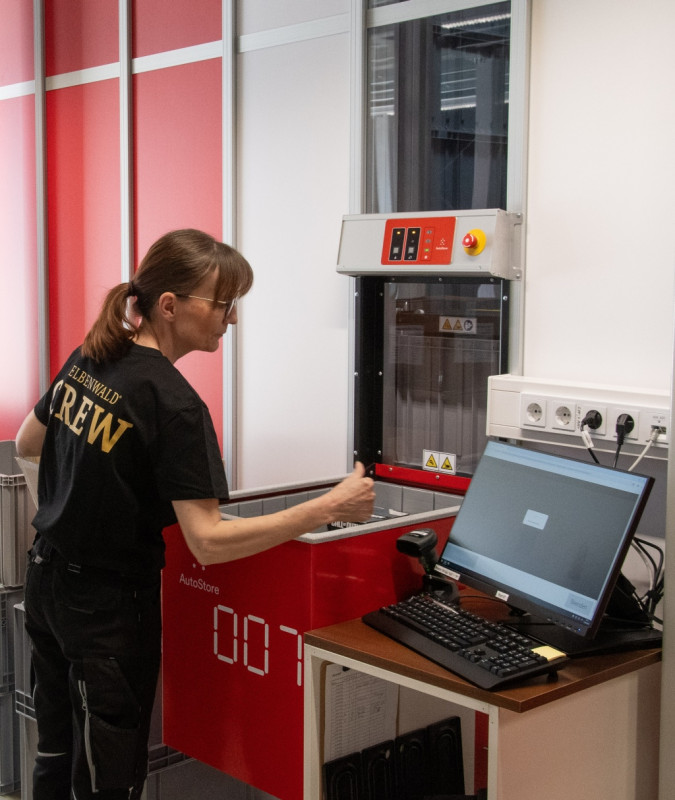 Kommissioierport am AutoStore. - © Element Logic Deutschland GmbH Kommissioierport am AutoStore. - © Element Logic Deutschland GmbH