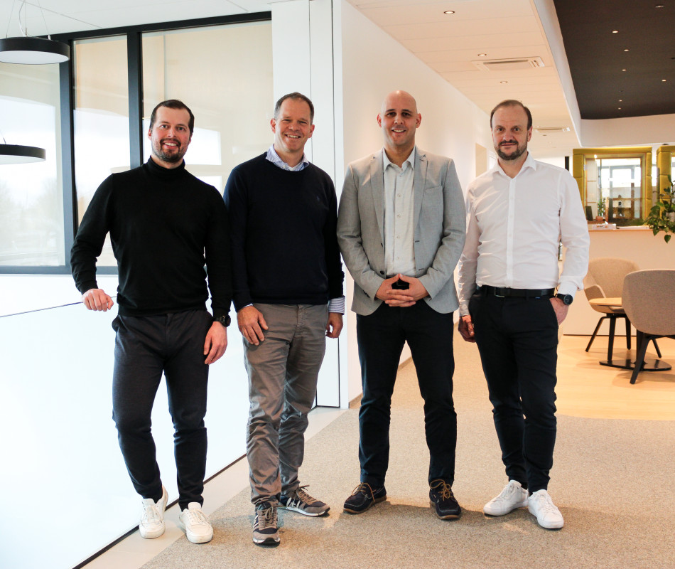 David Niedermaier, Wilko Stark (Carlyle Group), Dirk Erlacher, Josef Baumann-Rott (von links nach rechts) - Bild: AGILOX Services GmbH David Niedermaier, Wilko Stark (Carlyle Group), Dirk Erlacher, Josef Baumann-Rott (von links nach rechts) - Bild: AGILOX Services GmbH