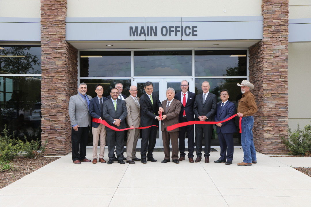 Eröffnung des globalen Hauptsitz von CLARK Material Handling Company in Flower Mound, Texas. v.l.n.r.: Jeff Gallegos, COO; CI Kim, CEO CLARK Costa Rica, Mauro Arrais, CLARK Brazil, Rolf Eiten, Global HQ Advisor and former CLARK Europe CEO; Chuck Moratz, CEO CLARK Material Handling Company (North America); SS Baik, CLARK Chairman; SH Baik, CLARK Honorary Chairman of YoungAn; Stefan Budweit, CEO CLARK Europe; Robert Hammond, CEO CLARK South Pacific; SD Kim, CLARK International CEO; Richard Milano, Global HQ Building Consultant - Bild: CLARK Global Headquarters Eröffnung des globalen Hauptsitz von CLARK Material Handling Company in Flower Mound, Texas. v.l.n.r.: Jeff Gallegos, COO; CI Kim, CEO CLARK Costa Rica, Mauro Arrais, CLARK Brazil, Rolf Eiten, Global HQ Advisor and former CLARK Europe CEO; Chuck Moratz, CEO CLARK Material Handling Company (North America); SS Baik, CLARK Chairman; SH Baik, CLARK Honorary Chairman of YoungAn; Stefan Budweit, CEO CLARK Europe; Robert Hammond, CEO CLARK South Pacific; SD Kim, CLARK International CEO; Richard Milano, Global HQ Building Consultant - Bild: CLARK Global Headquarters