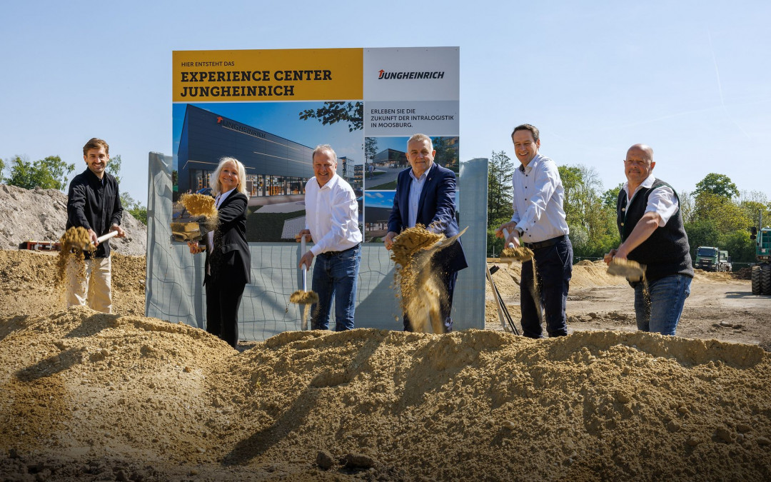 Von links: Felix Hölzl, Bauunternehmung Leonhard Weiß Projektleiter, Magdalena Finsterhölzl, Jungheinrich Projektleiterin Experience Center, Richard Brandstetter, Geschäftsführer Jungheinrich Logistiksysteme GmbH, Josef Dollinger, Bürgermeister Stadt Moosburg, Tobias Harzer, Jungheinrich Senior Vice President Automation & Warehouse Equipment, Herbert Held, Leiter Bauverwaltung und Stadtplanung Moosburg - Bild: Jungheinrich Von links: Felix Hölzl, Bauunternehmung Leonhard Weiß Projektleiter, Magdalena Finsterhölzl, Jungheinrich Projektleiterin Experience Center, Richard Brandstetter, Geschäftsführer Jungheinrich Logistiksysteme GmbH, Josef Dollinger, Bürgermeister Stadt Moosburg, Tobias Harzer, Jungheinrich Senior Vice President Automation & Warehouse Equipment, Herbert Held, Leiter Bauverwaltung und Stadtplanung Moosburg - Bild: Jungheinrich