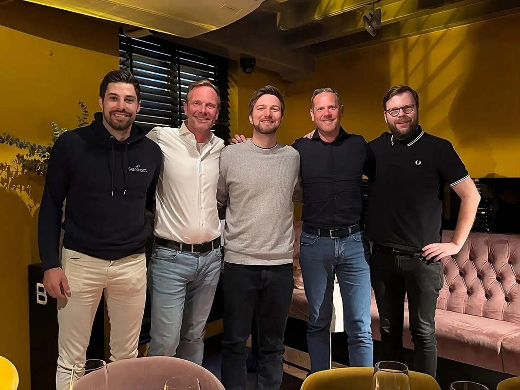 Reesink und Sereact starten ihre Zusammenarbeit für KI-basierte Lagerautomatisierung. (von links Jörg Ziesmann, Sales Director Sereact, Machiel van den Hazelkamp, CCO RLS, Ralf Gulde, Mitbegründer und CEO Sereact, Mark van de Weijer, Sales Manager RLS, Jens Pommerening, Solutions Director Sereact) - Bild: Reesink Logistics Solutions Reesink und Sereact starten ihre Zusammenarbeit für KI-basierte Lagerautomatisierung. (von links Jörg Ziesmann, Sales Director Sereact, Machiel van den Hazelkamp, CCO RLS, Ralf Gulde, Mitbegründer und CEO Sereact, Mark van de Weijer, Sales Manager RLS, Jens Pommerening, Solutions Director Sereact) - Bild: Reesink Logistics Solutions