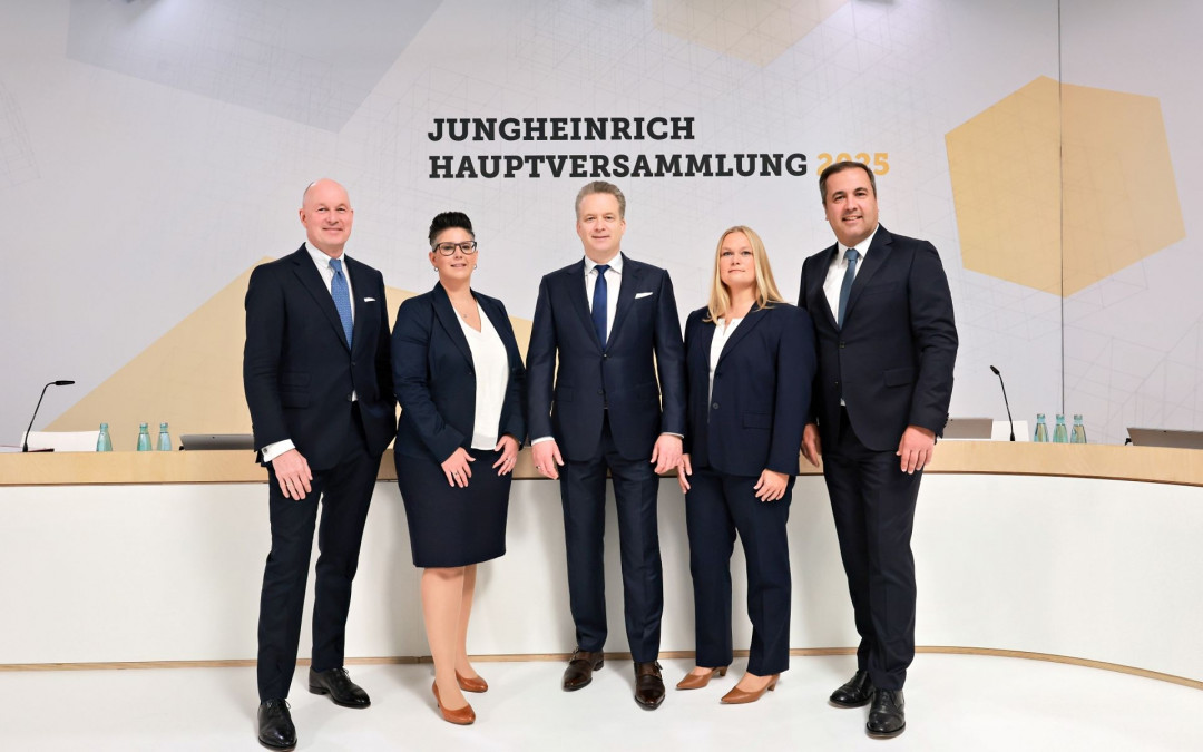 Von links: Mitglied des Vorstandes Finance Dr. Volker Hues, Mitglied des Vorstandes Sales Nadine Despineux, Vorsitzender des Vorstandes Dr. Lars Brzoska, Mitglied des Vorstandes designated CFO Heike Wulff, Mitglied des Vorstandes Technics Maik Manthey - Bild: jungheinrich Von links: Mitglied des Vorstandes Finance Dr. Volker Hues, Mitglied des Vorstandes Sales Nadine Despineux, Vorsitzender des Vorstandes Dr. Lars Brzoska, Mitglied des Vorstandes designated CFO Heike Wulff, Mitglied des Vorstandes Technics Maik Manthey - Bild: jungheinrich