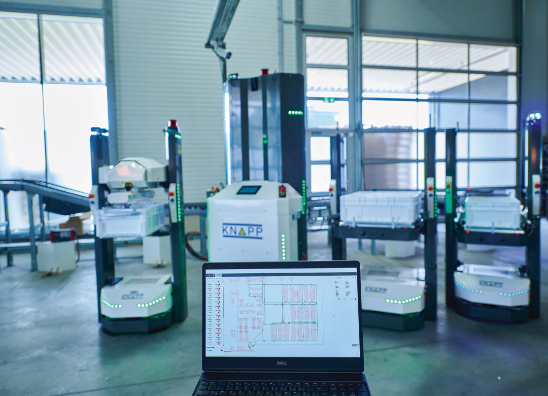 KiSoft FCS ermöglicht die universelle Kontrolle von Open Shuttles und manuellen Flurförderzeugen in einem System. Auf der automatica 2025 können Besucher die Software live testen. - Bild: Knapp / Niederwieser KiSoft FCS ermöglicht die universelle Kontrolle von Open Shuttles und manuellen Flurförderzeugen in einem System. Auf der automatica 2025 können Besucher die Software live testen. - Bild: Knapp / Niederwieser