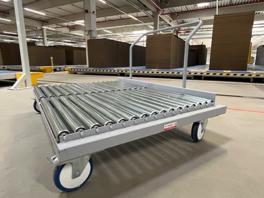 Für die Packners GmbH hat Torwegge einen individuellen Schiebbügelwagen mit integrierten Tragrollen entwickelt, der die internen Arbeitsabläufe des Wellpappenherstellers sowohl ergonomischer als auch effizienter gestaltet. - Bild: Torwegge Für die Packners GmbH hat Torwegge einen individuellen Schiebbügelwagen mit integrierten Tragrollen entwickelt, der die internen Arbeitsabläufe des Wellpappenherstellers sowohl ergonomischer als auch effizienter gestaltet. - Bild: Torwegge