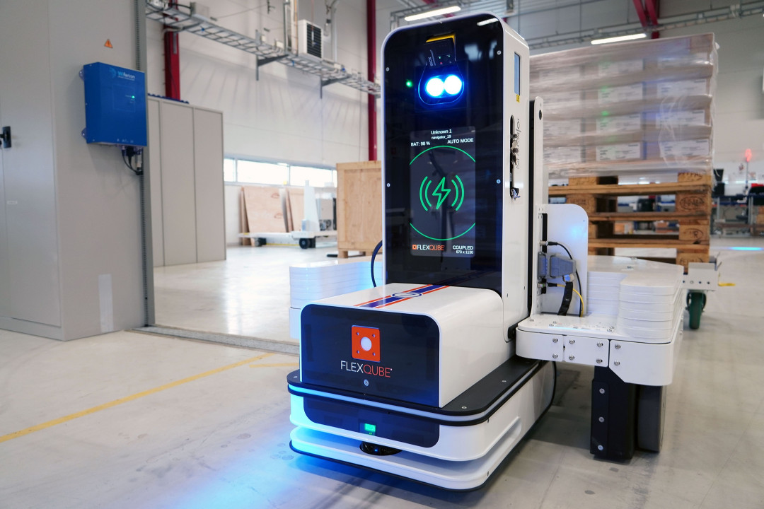Die Ladeanzeige signalisiert: Der Roboter lädt – sicher, kabellos und im laufenden Betrieb. - © Wiferion Die Ladeanzeige signalisiert: Der Roboter lädt – sicher, kabellos und im laufenden Betrieb. - © Wiferion