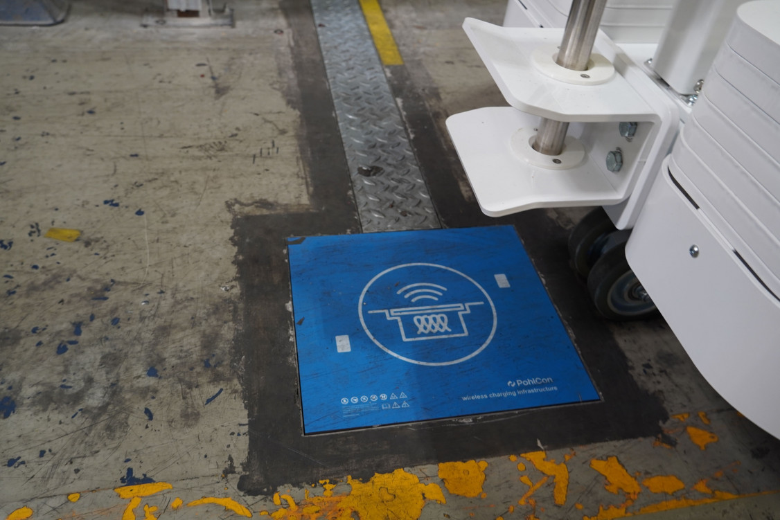 Energie dort, wo sie gebraucht wird: Das Wireless Charging Protection System (WCPS) von PohlCon wird direkt in den Boden eingelassen. Die induktive Ladefläche ist begehbar, sicher und wartungsfrei. - © Wiferion Energie dort, wo sie gebraucht wird: Das Wireless Charging Protection System (WCPS) von PohlCon wird direkt in den Boden eingelassen. Die induktive Ladefläche ist begehbar, sicher und wartungsfrei. - © Wiferion