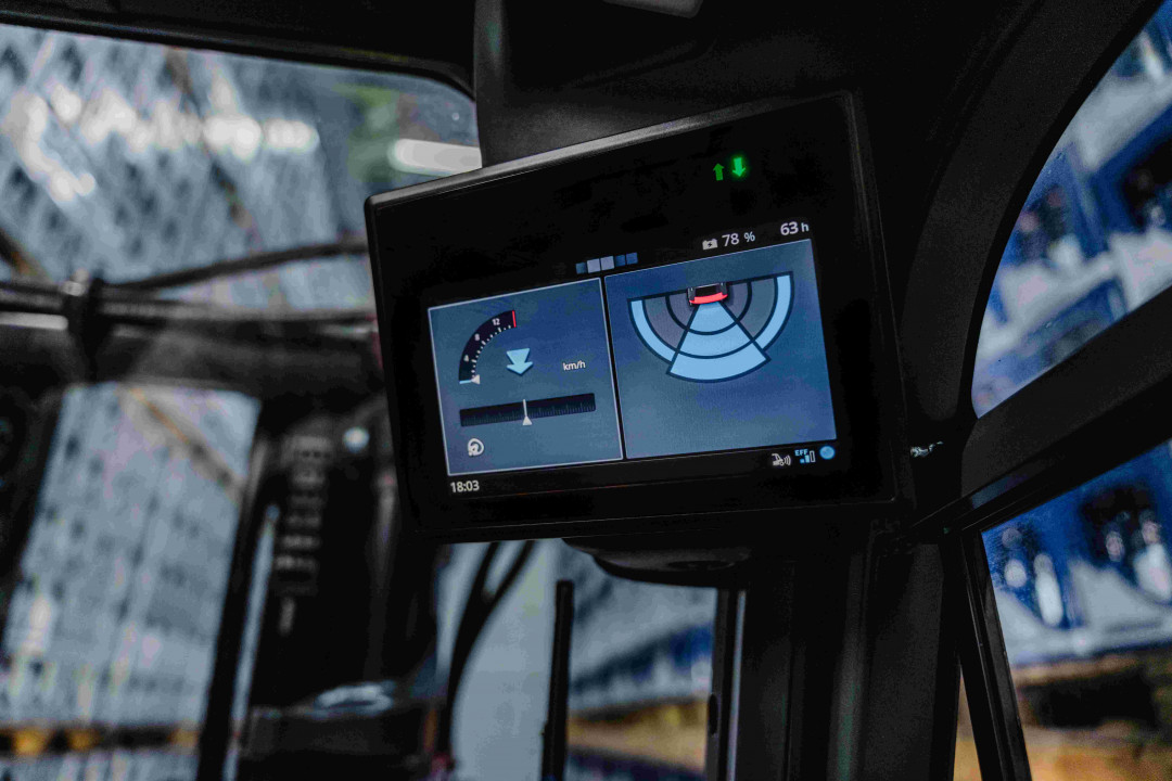 Das neue Assistenzsystem Linde Reverse Assist Radar warnt Staplerfahrer akustisch sowie visuell über das optional verfügbare 7‘‘-Display, wenn sich im rückwärtigen Fahrbereich bewegliche oder statische Objekte befinden. - © Linde Material Handling GmbH Das neue Assistenzsystem Linde Reverse Assist Radar warnt Staplerfahrer akustisch sowie visuell über das optional verfügbare 7‘‘-Display, wenn sich im rückwärtigen Fahrbereich bewegliche oder statische Objekte befinden. - © Linde Material Handling GmbH
