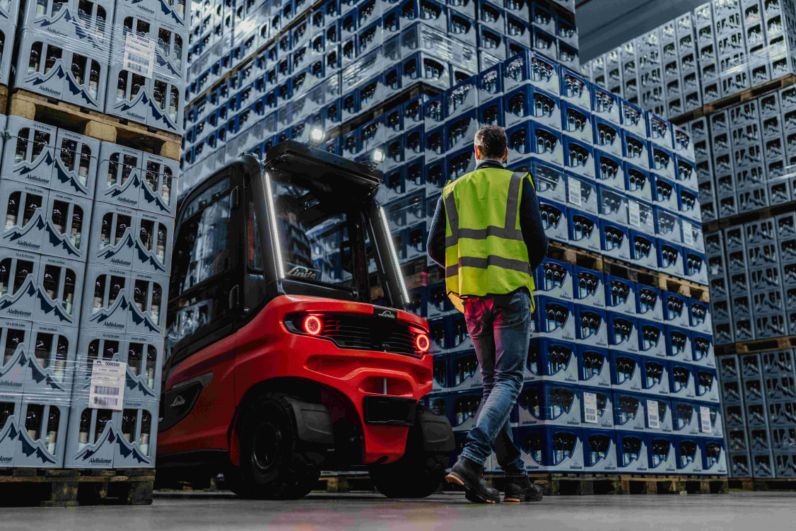 Das neue Assistenzsystem Linde Reverse Assist Radar erkennt bewegliche und statische Objekte im rückwärtigen Raum von Gegengewichtsstaplern und bremst das Fahrzeug im Gefahrenfall sehr schnell bis zum Stillstand ab. - © Linde Material Handling GmbH Das neue Assistenzsystem Linde Reverse Assist Radar erkennt bewegliche und statische Objekte im rückwärtigen Raum von Gegengewichtsstaplern und bremst das Fahrzeug im Gefahrenfall sehr schnell bis zum Stillstand ab. - © Linde Material Handling GmbH
